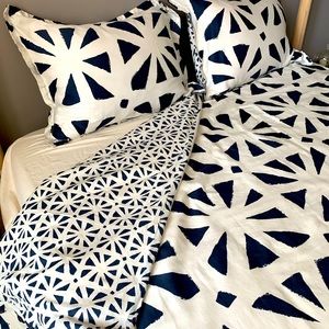 Reversible Queen Duvet Cover and Shams
